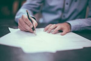 Documentos legales y calculadora para presupuesto de costos de cierre de propiedad de lujo en Lima