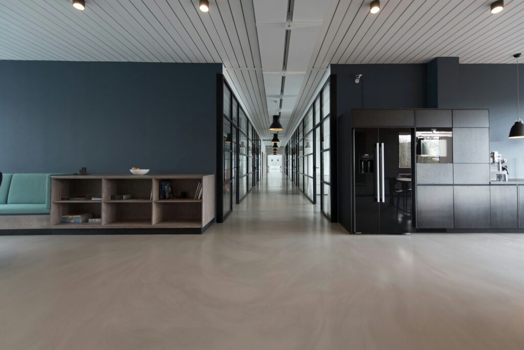 Lobby con concierge y sistema de seguridad en edificio premium para residencias de lujo en Lima