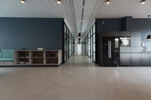 Lobby con concierge y sistema de seguridad en edificio premium para residencias de lujo en Lima