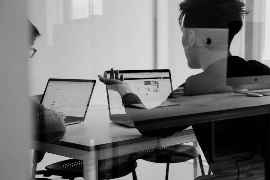 Reunión profesional de family office para estructuración patrimonial con activos inmobiliarios de lujo en Perú