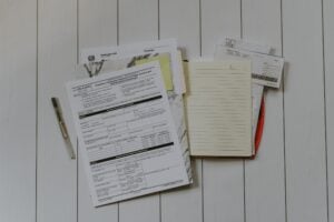 Calculadora y documentos financieros para evaluar gastos ocultos en compra de departamento de lujo en Lima