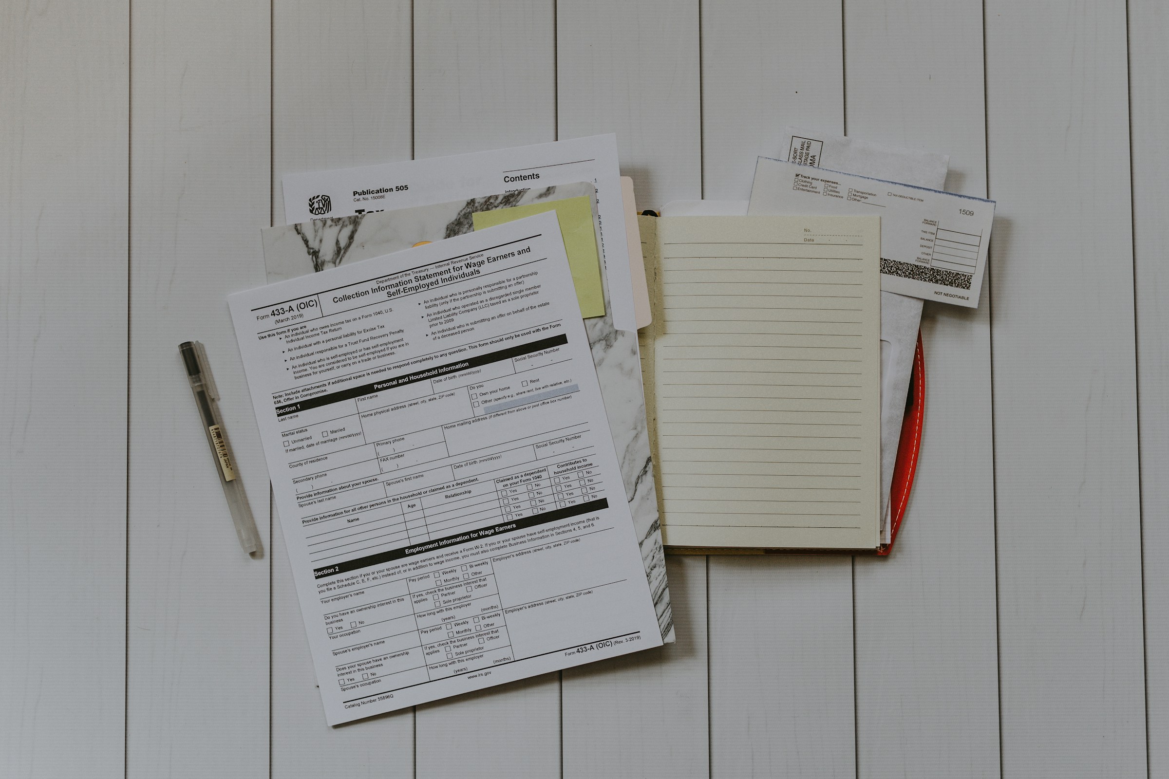 Calculadora y documentos financieros para evaluar gastos ocultos en compra de departamento de lujo en Lima
