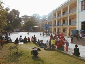 Familia con niños en parque residencial de Lima - Penthouse.pe