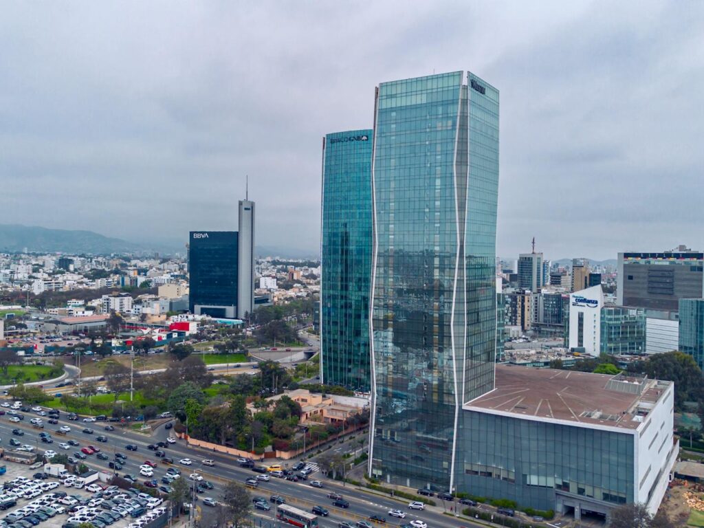 Toma con dron del skyline moderno de Lima con torres residenciales y de oficinas, mercado consolidado para Lima Moderna.