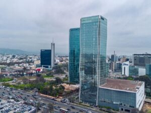 Toma con dron del skyline moderno de Lima con torres residenciales y de oficinas, mercado consolidado para Lima Moderna.
