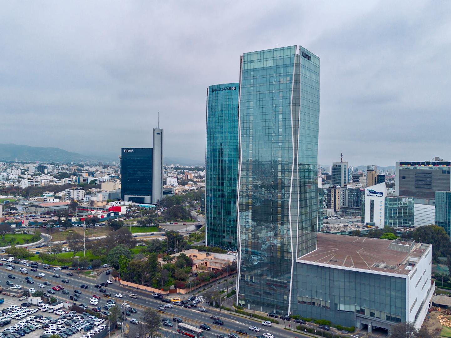 Toma con dron del skyline moderno de Lima con torres residenciales y de oficinas, mercado consolidado para Lima Moderna.