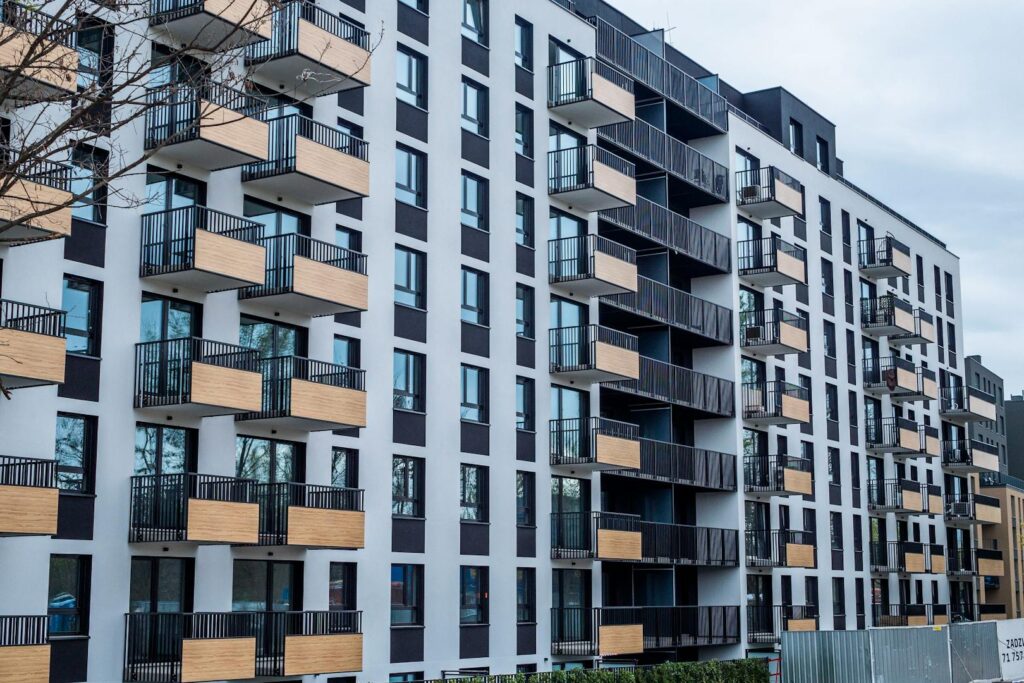 Edificio urbano de departamentos moderno con balcones, formato típico de los proyectos residenciales en Lince.