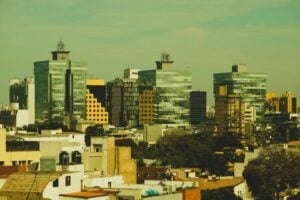 Cityscape urbano con torres modernas en zona consolidada, representativo del salto residencial de Surquillo.