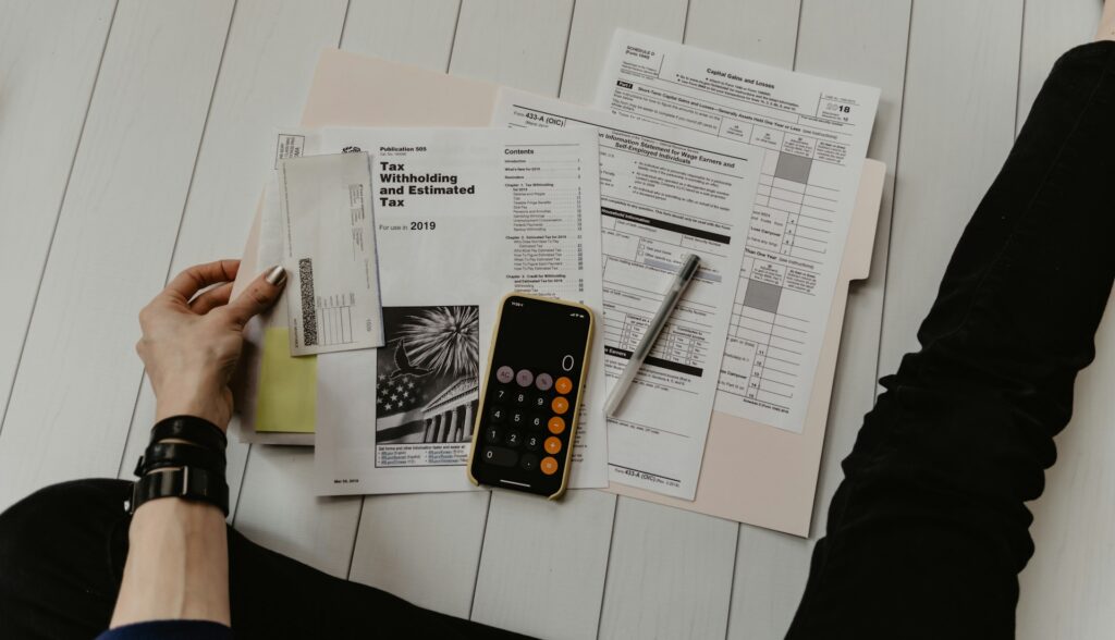Mesa de reunión con planos arquitectónicos y documentos financieros