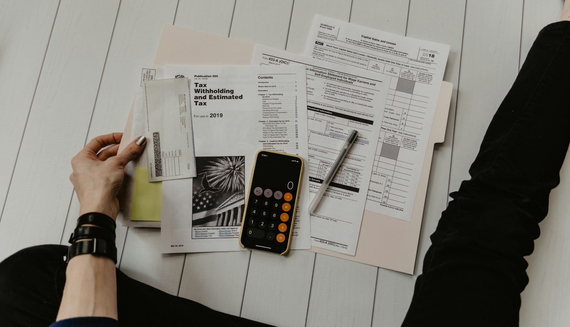 Mesa de reunión con planos arquitectónicos y documentos financieros