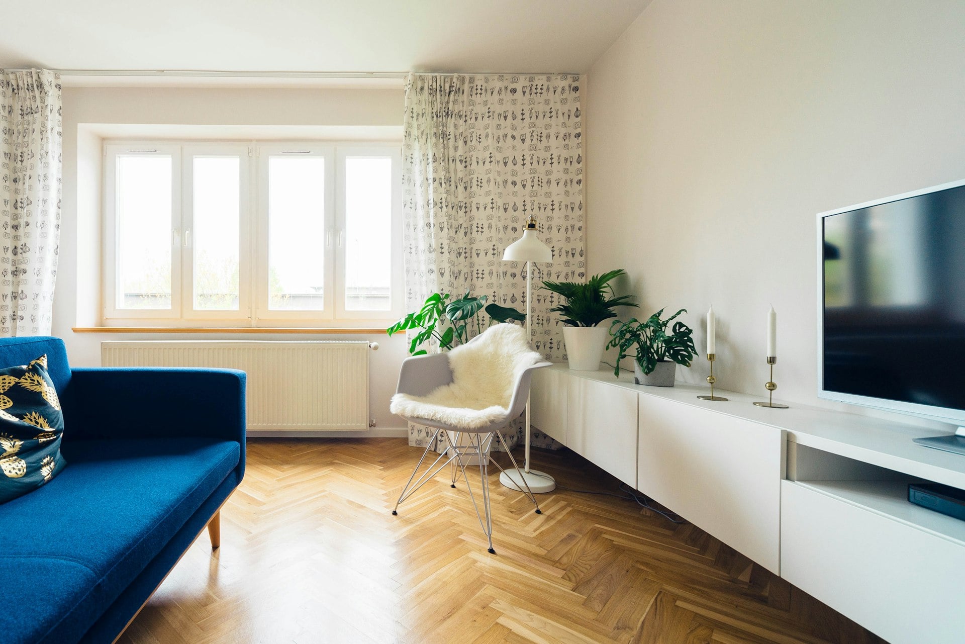 Sala de estar moderna con iluminación cálida y mobiliario de diseño