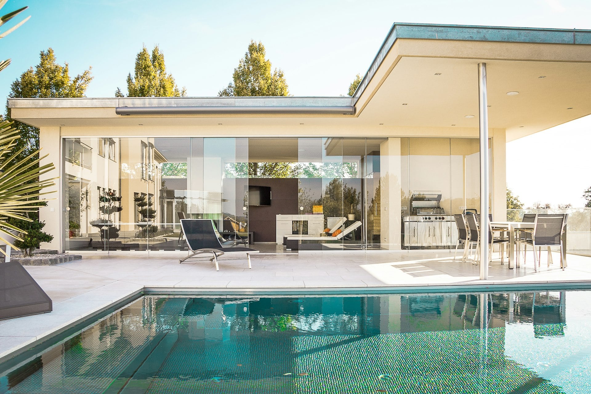 Casa frente al mar con piscina infinita y arquitectura costera