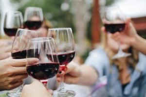 Bodega climatizada con botellas en estanterías de madera, iluminación cálida